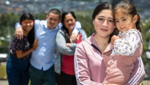 Mujer está feliz de apadrinar una niña