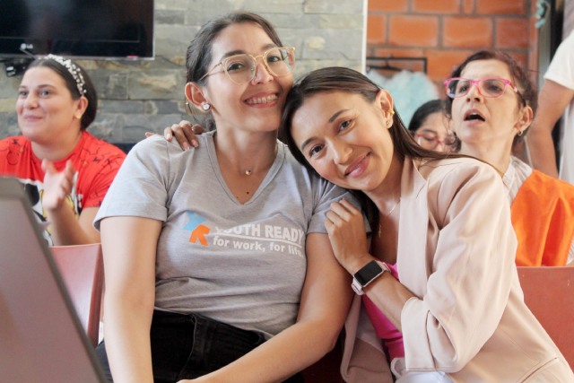 Mujer feliz por apadrinar a una chica