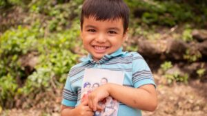 Niño feliz por las donaciones de World Vision