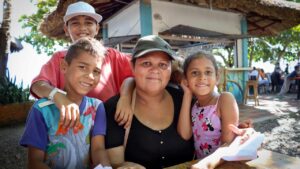 Comunidad feliz gracias a World Vision América Latina
