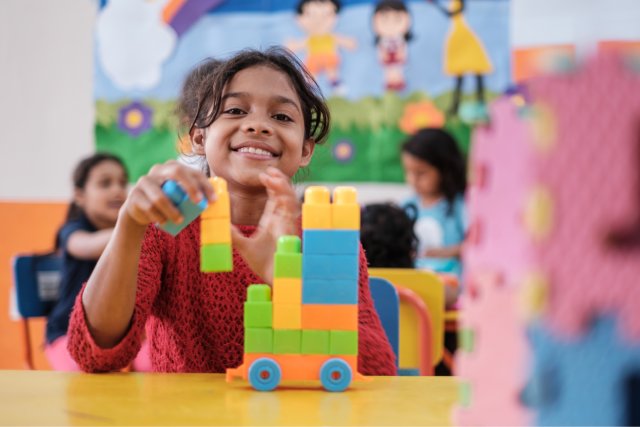 Niña aprovechando ejemplos de solidaridad para niñas