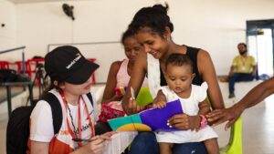 Mujer siendo ayudada por World Vision AMérica Latina