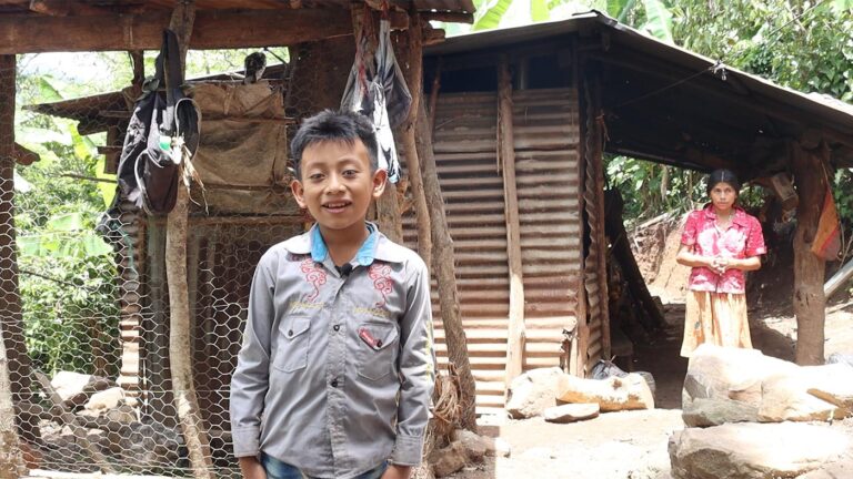 Carlitos muestra su vivienda en Guatemala.