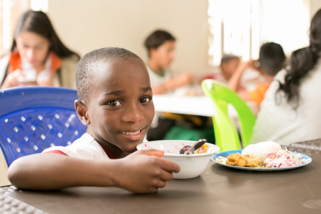 Niño evitando las consecuencias de la desnutrición