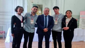 Yael Feliz junto a otros jóvenes líderes.