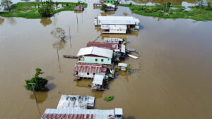 Vista aéra de casas en la amazonía brasileña.