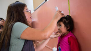 Niña recibe control de salud nutricional.