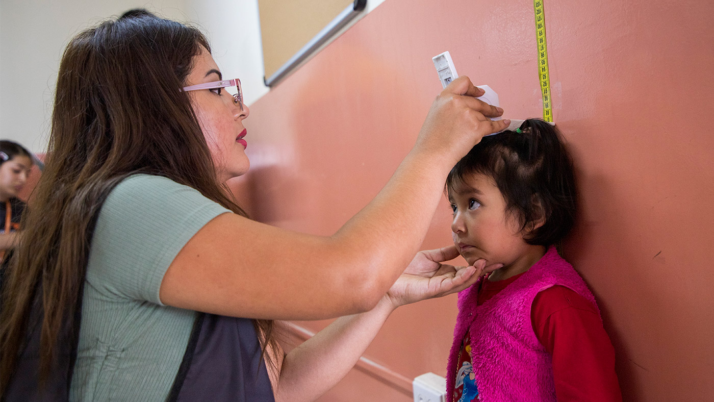 Niña recibe control de salud nutricional.