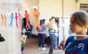 niña mirando recortes en forma de humanos