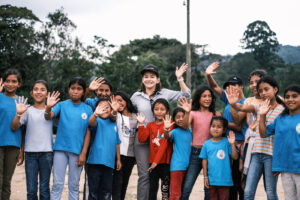 niñas y niños en comunidad