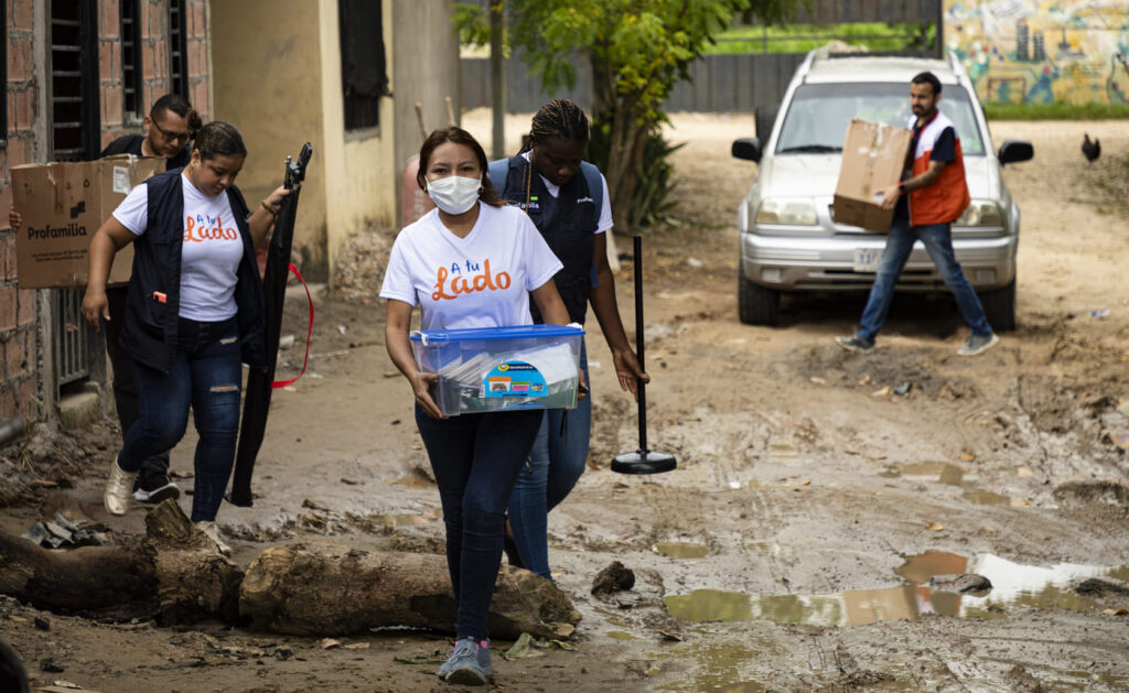Niña cargando una caja