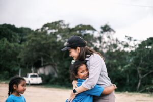 Mujer abrazando a una niña