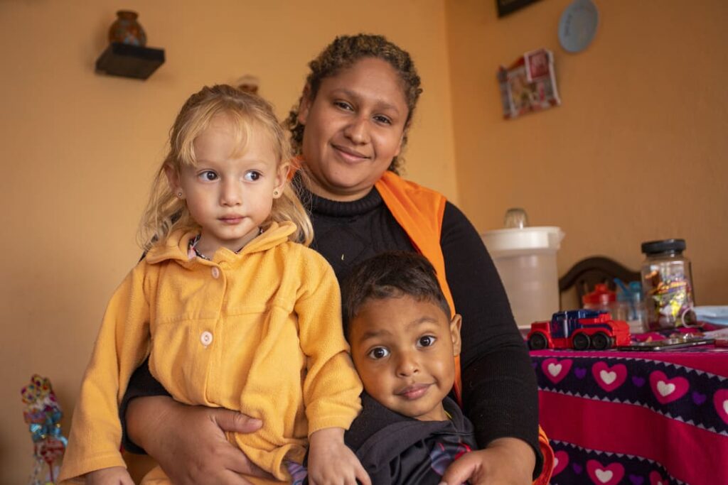 Familia de World Vision con una madre y dos niños