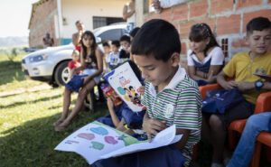 Niño leyendo un libro en sus manos