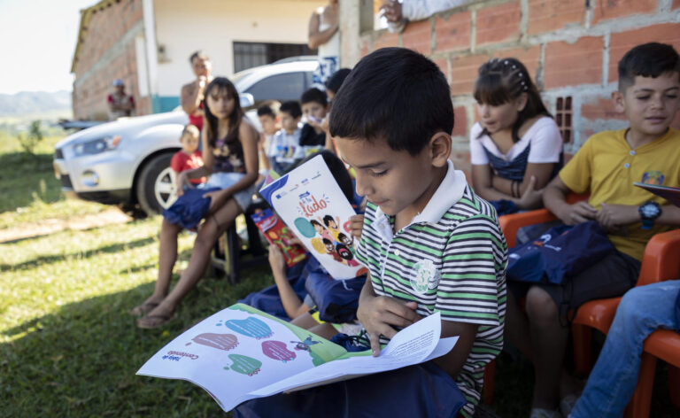 Niño leyendo un libro en sus manos