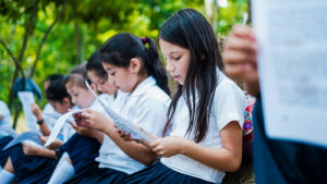 Niñas de Honduras participan en campamento de lectura.