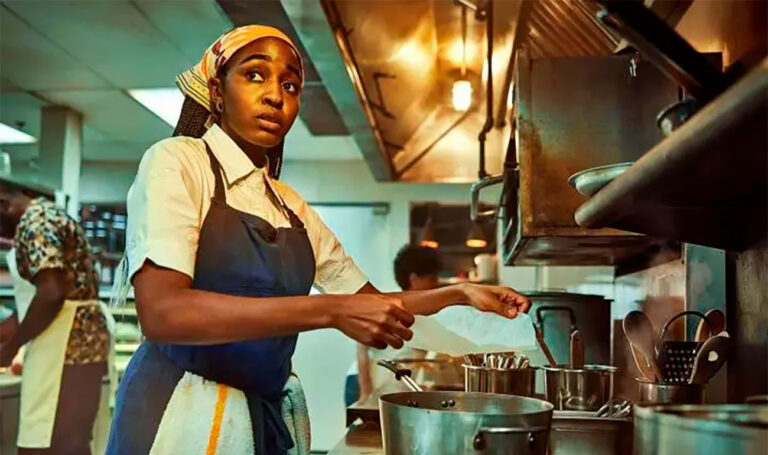 Ayo Edebiri, ganadora de los premios Emmy y Globo de Oro, en The Bear.