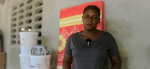 Alexandra, madre haitiana afectada por la violencia de pandillas.
