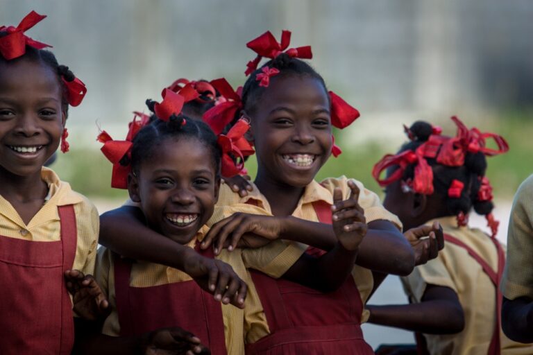 Niñas sonriendo y disfrutando en su escuela, representando el gozo y la alegría del Adviento.