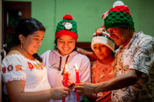 Familia ecuatoriana encendiendo velas de Adviento, celebrando el amor y la unidad en Cristo durante la Navidad.