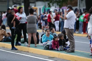 Familias con niñas y niños permanecen en la calle tras el terremoto en Venezuela.