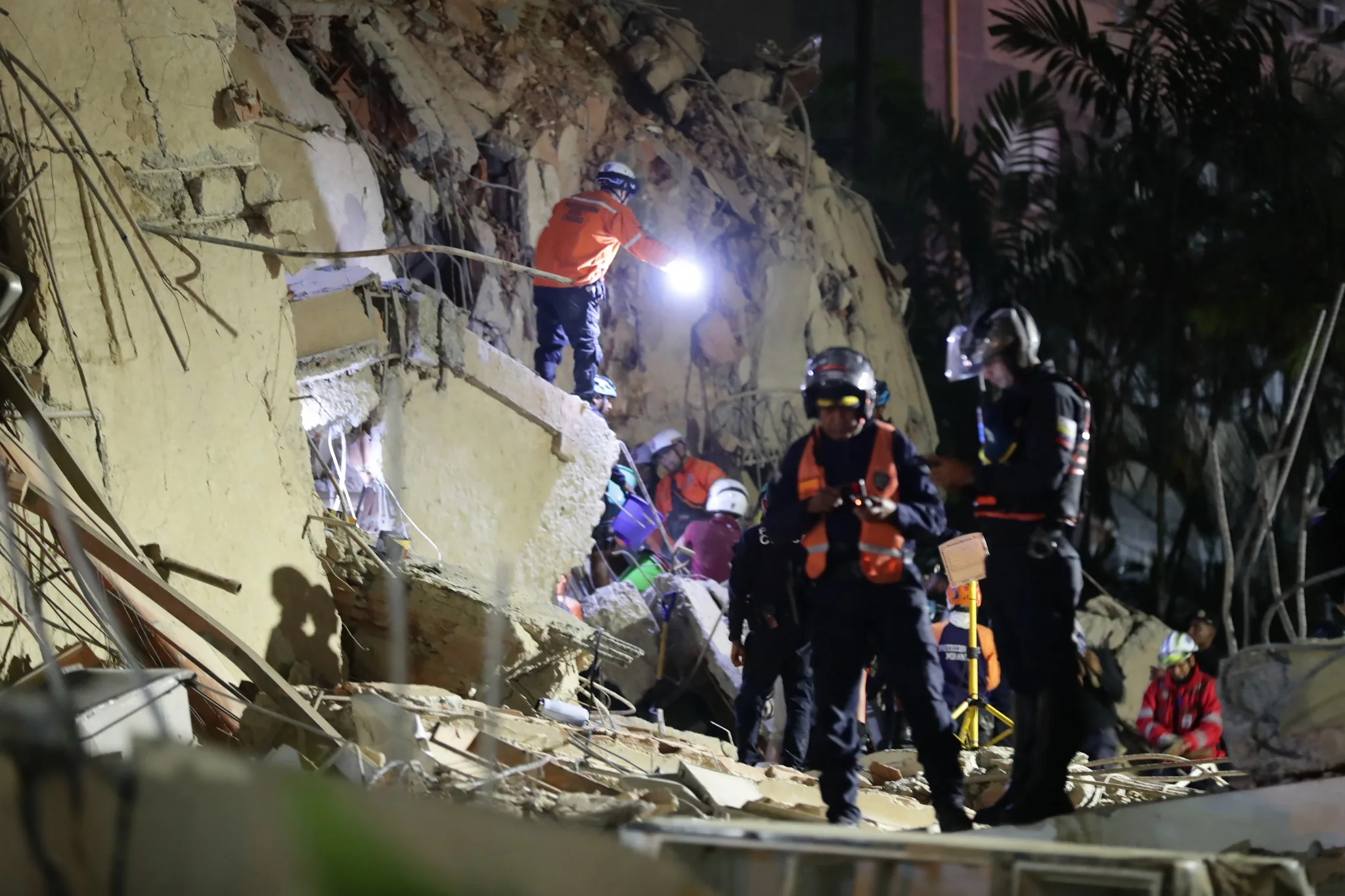 Equipos de rescate trabajan entre escombros después del terremoto en Venezuela.